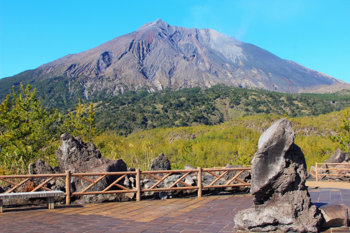 2. เกาะภูเขาไฟซากุระจิมะ (Sakurajima Island)