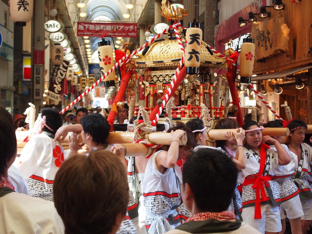 3. เทศกาลเท็นจิน มัตสึริ จ. โอซาก้า (Tenjin Matsuri, Osaka)