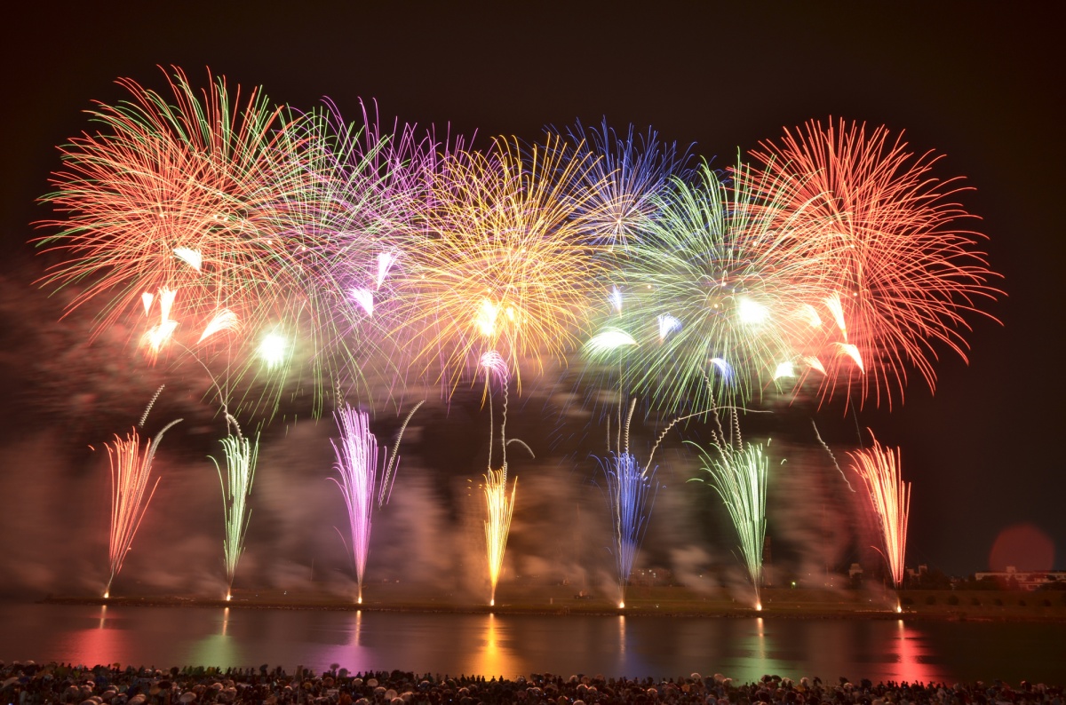 9. งานเทศกาลดอกไม้ไฟที่แม่น้ำจิคุโกะ จังหวัดฟุคุโอกะ (Chikugogawa Fireworks Festival, Fukuoka)