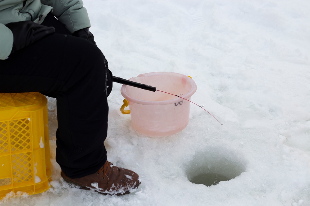 4. ตกปลาบนพื้นน้ำแข็ง (Smelt Fishing)