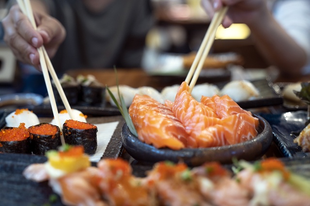 用筷子或手吃壽司都是正確的！