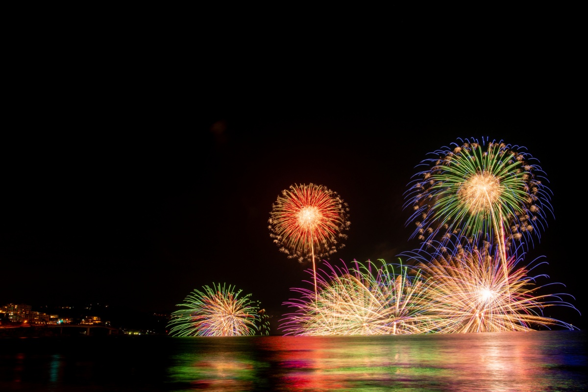 1. Yugawara Onsen Marine Fireworks Festival