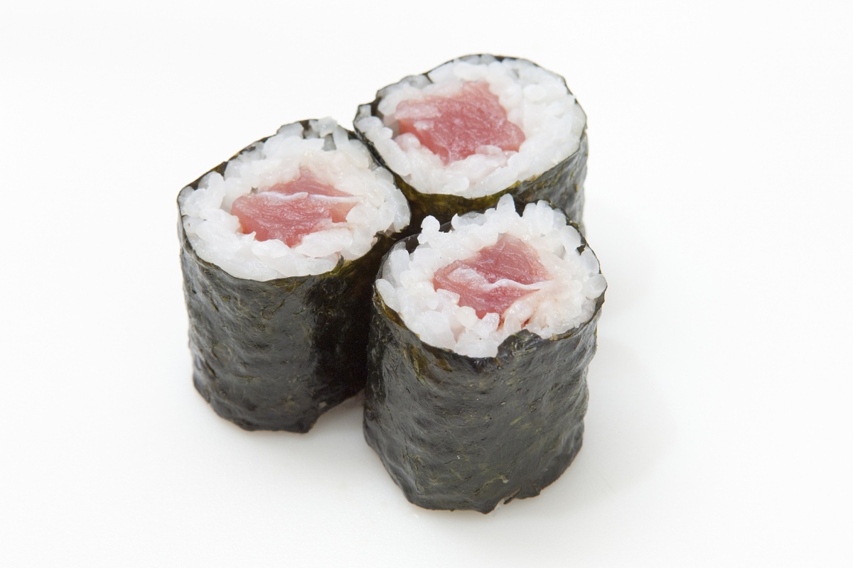 鉄火巻　（てっかまき：Tekkamaki）= ข้าวห่อสาหร่ายไส้ปลาทูน่า
