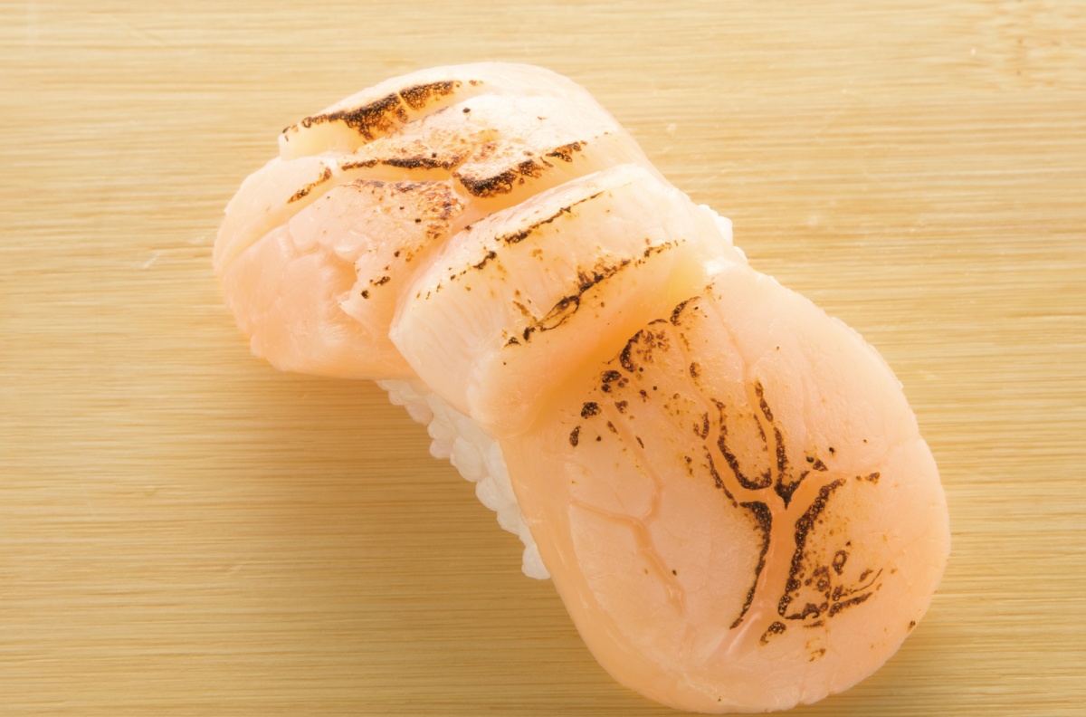 炙りホタテ寿司　（あぶりホタテすし：Aburi Hotate sushi) = ซูชิหน้าหอยเชลล์ย่าง
