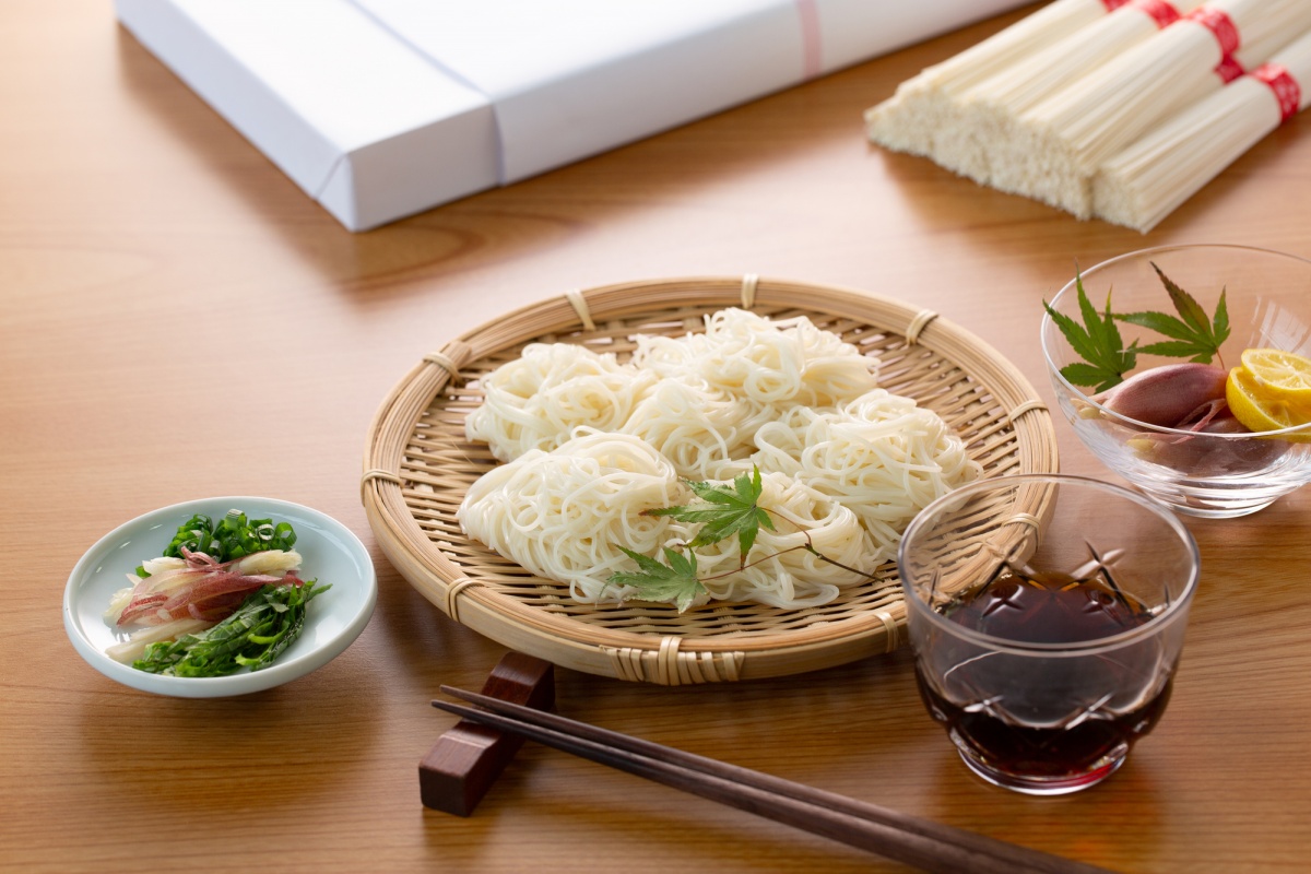 日本夏日餐桌上的定番「番茄冷素麵（トマトそうめん）」