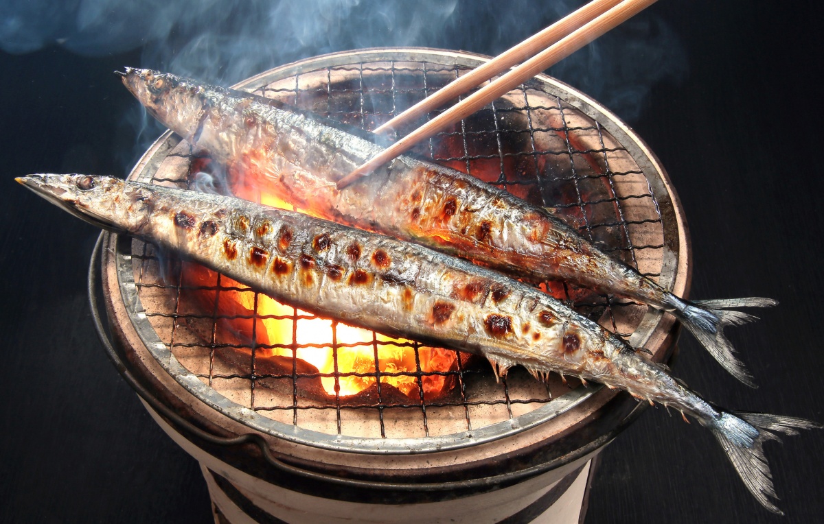 如何吃烤秋刀鱼？