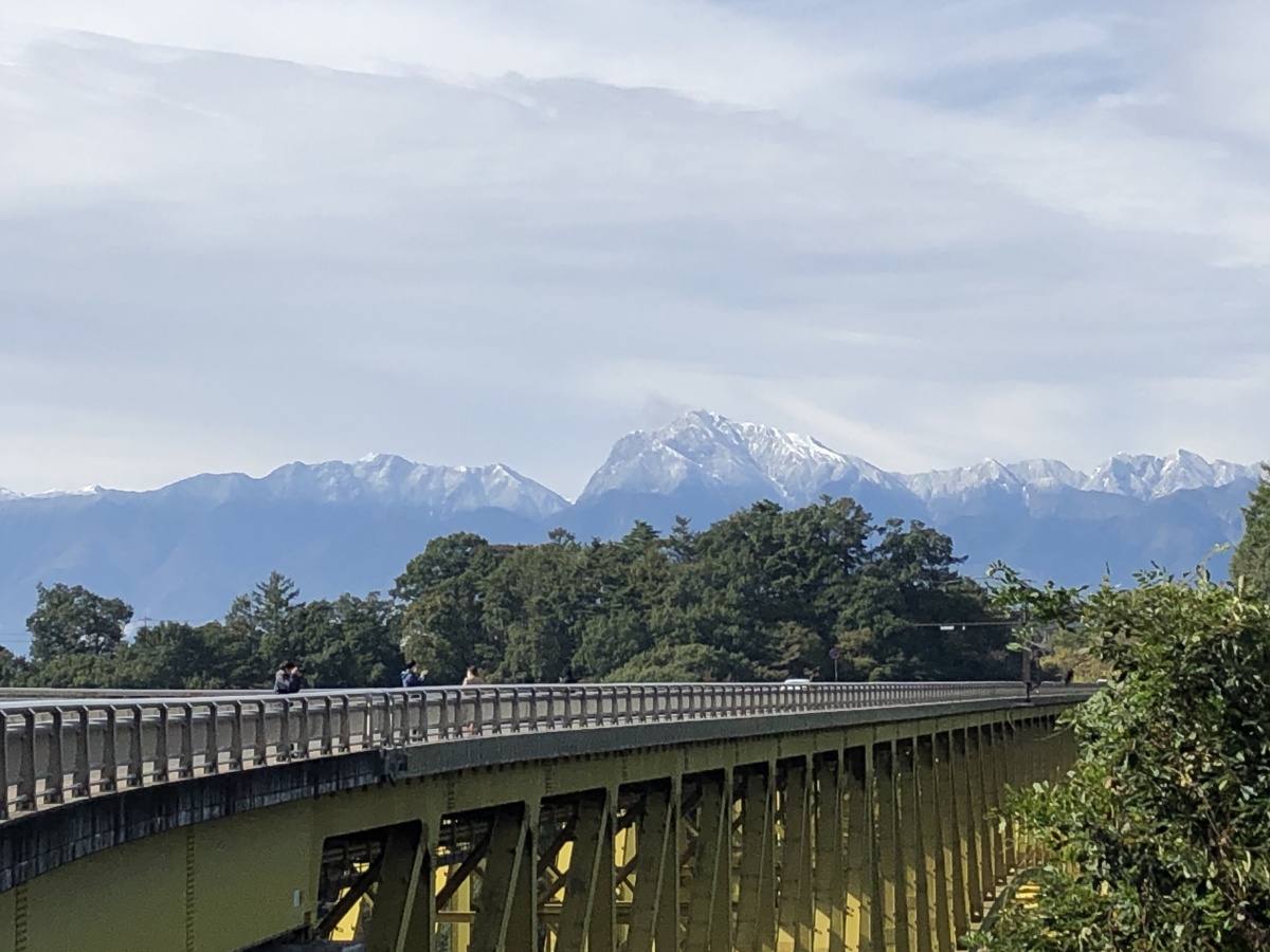 以八岳跟川俣川溪谷為背景的八岳高原大橋