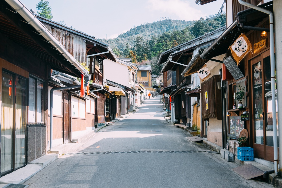 4. ถนนช้อปปิ้งโอโมเตะซันโดบนเกาะมิยาจิม่า (Miyajima Omotesando)