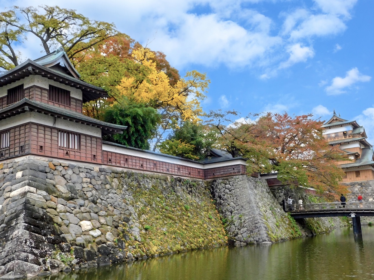 日本三大湖城之一高岛城的秋叶风情