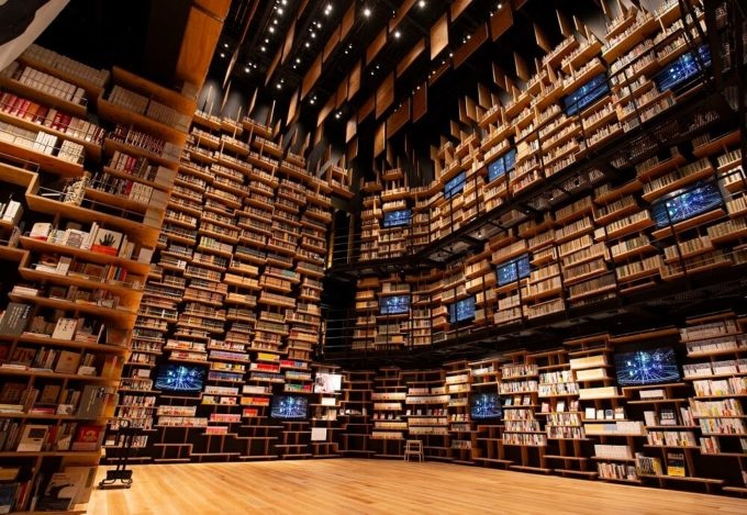 「千夜千冊」之松岡正剛，親手打造高八公尺的「書架劇場」