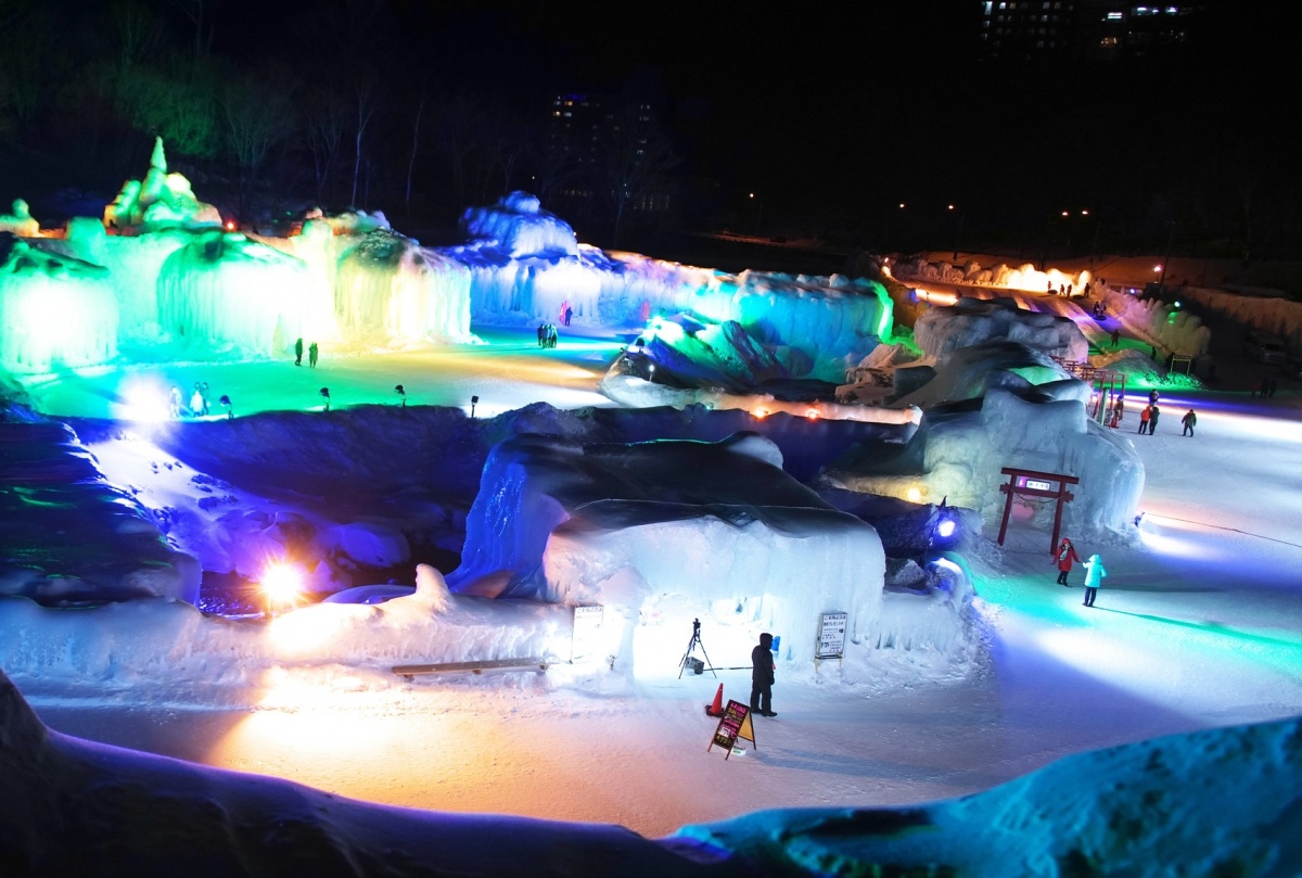 5. เทศกาลน้ำตกน้ำแข็งโซอุนเคียว (Sounkyo Hot Spring Ice Fall Festival)