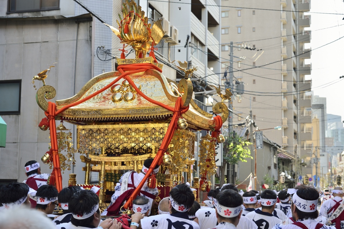 9. เพลิดเพลินกับเทศกาลเทนจิน จังหวัดโอซาก้า (Tenjin Festival, Osaka)