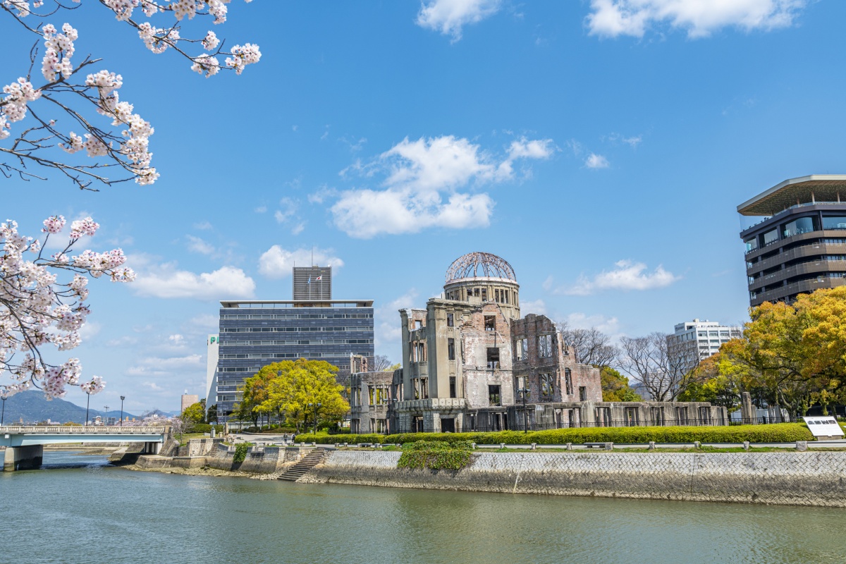 2. สวนอนุสรณ์สันติภาพฮิโรชิม่า (Hiroshima Peace Memorial Park) และโดมปรมาณู (Atomic Bomb Dome)