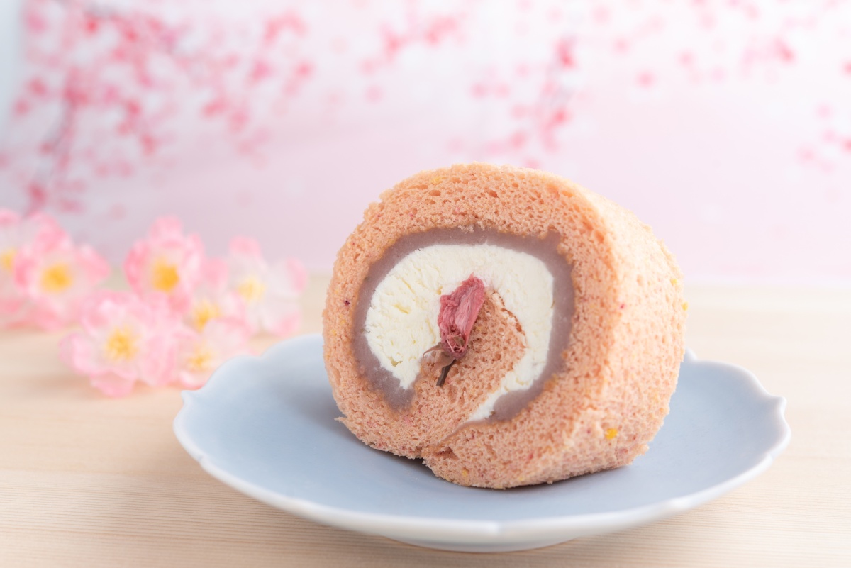 3. เค้กโรลซากุระ (Sakura Swiss Roll Cake)