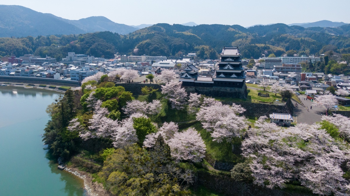 A Riverside Stay at Ozu Castle