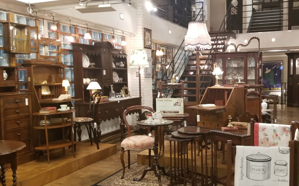 Geographica: Vintage Furniture and Luxury Brands