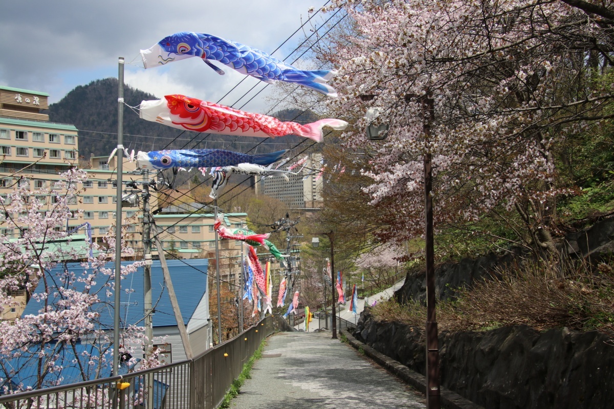 10. เพลิดเพลินกับเทศกาลประดับธงปลาคาร์พที่โจซังเคออนเซ็น (Jozankei Onsen Keiryu Koinobori Festival)