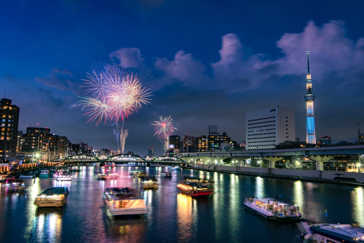 3. สวมชุดยูกาตะเที่ยวเทศกาลดอกไม้ไฟแม่น้ำสุมิดะ มหานครโตเกียว (Sumida River Fireworks Festival, Tokyo)