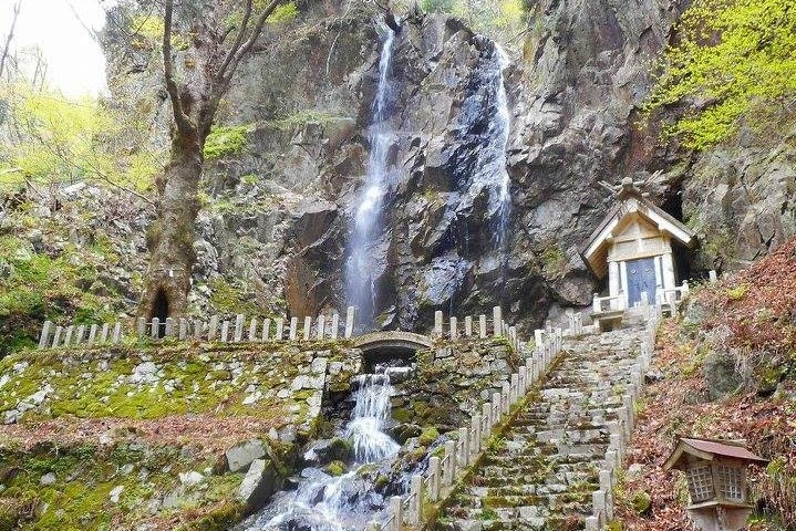 座镇深山瀑布的神社｜滝神社