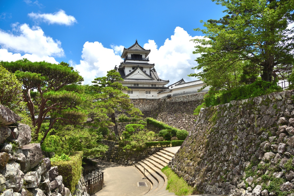 日本唯一完整保存「天守」與「本丸」的 400 年古城 ｜高知城