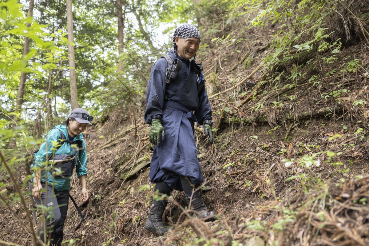 人と自然が共生する森を歩き、歴史を学ぶ。