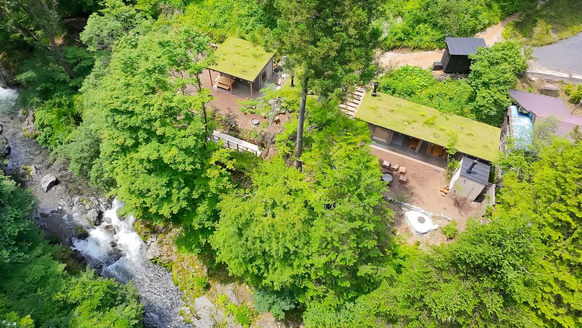 大地に溶け込む、"焚べる"ための小屋