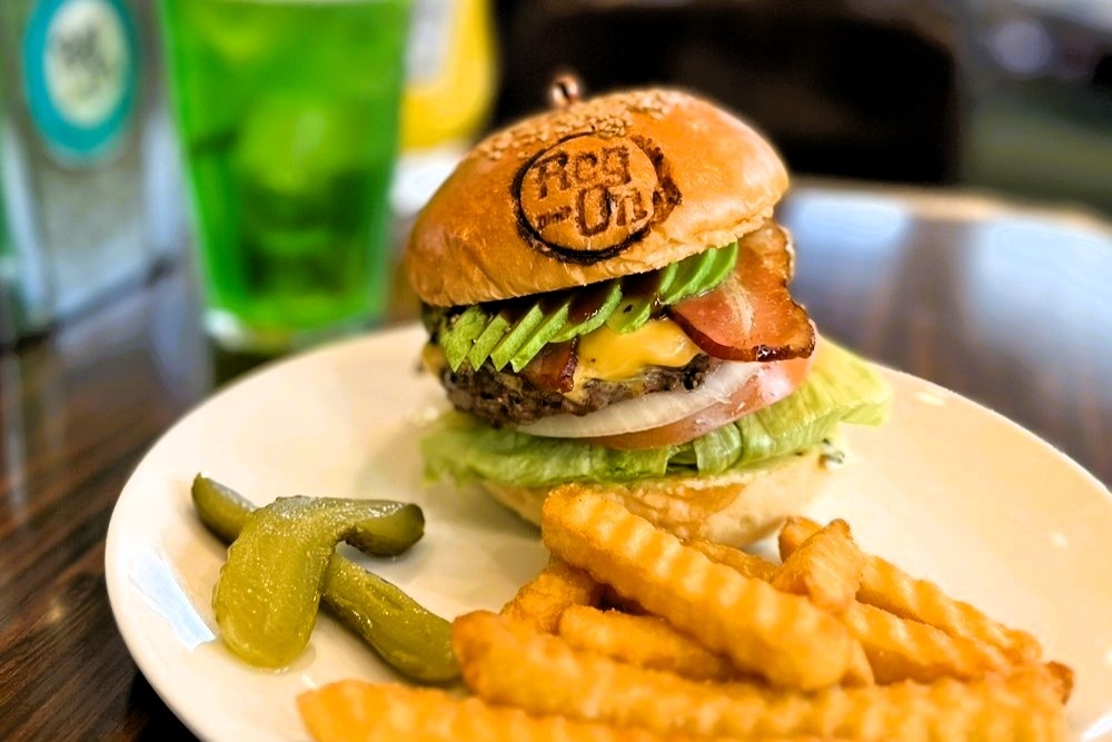 「Reg-On Diner」首推經典不敗的酪梨培根起司堡