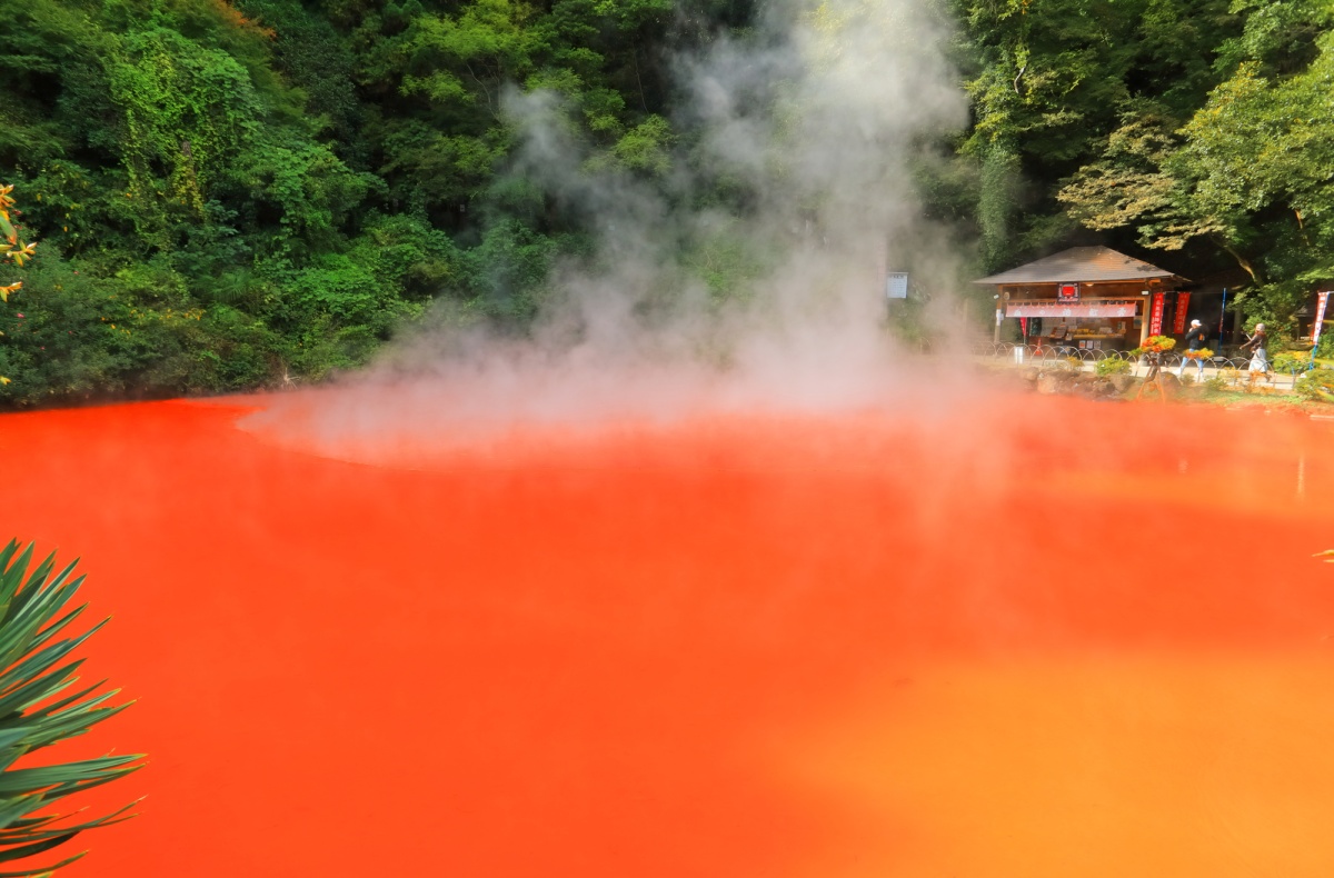 8. Chinoike Jigoku Hot Spring (Beppu City, Oita Prefecture)