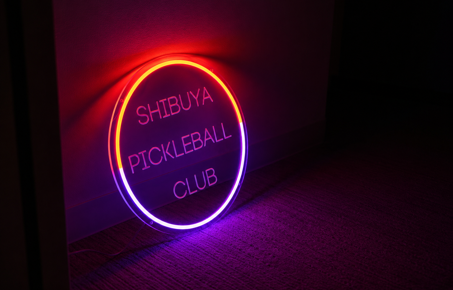 渋谷の夜を彩る「NEON PICKLEBALL CLUB」　光るコートで楽しむ新感覚スポーツ