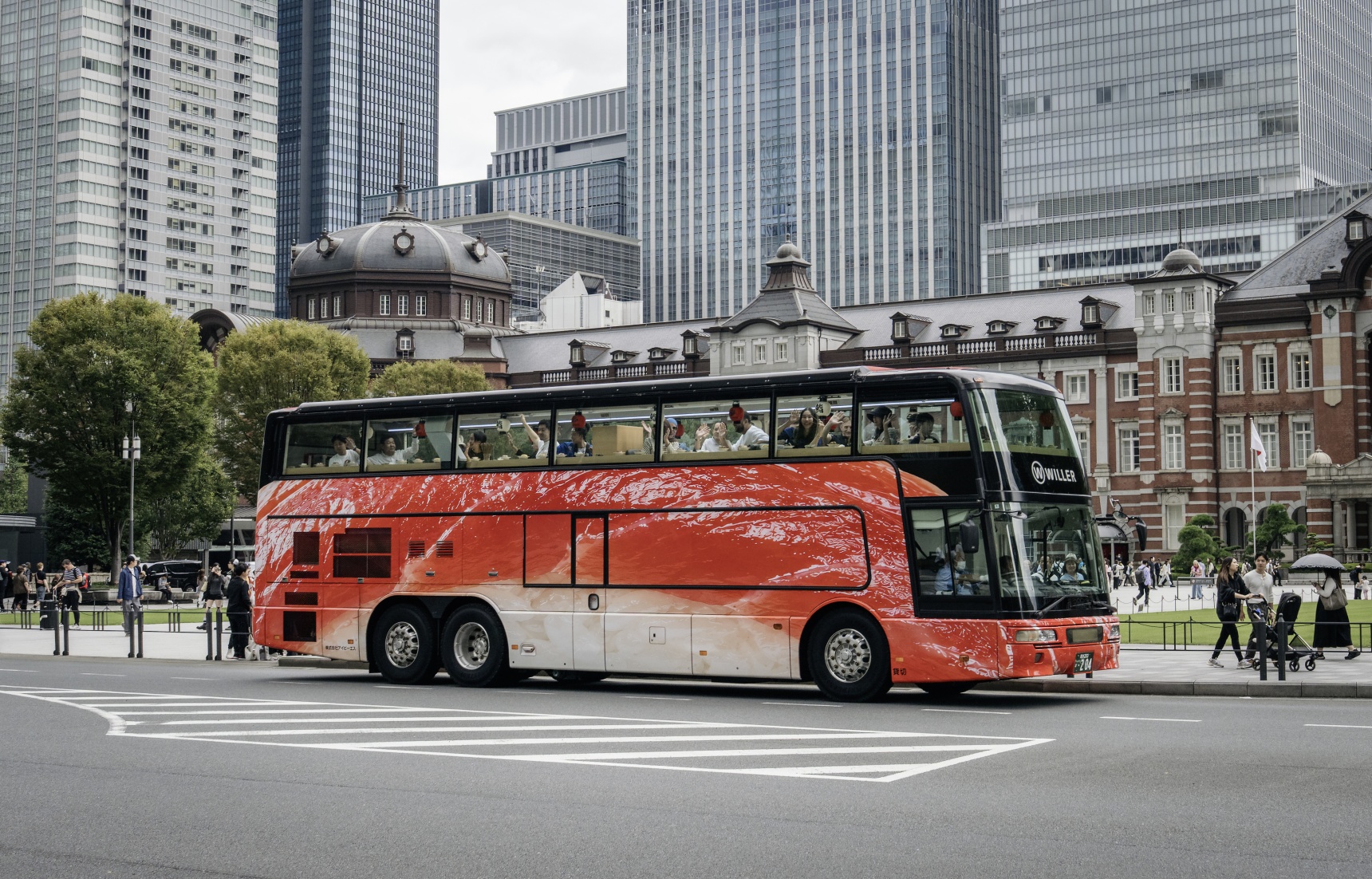 边吃寿司边游东京！移动回转寿司巴士“SUSHI BUS”正式上线