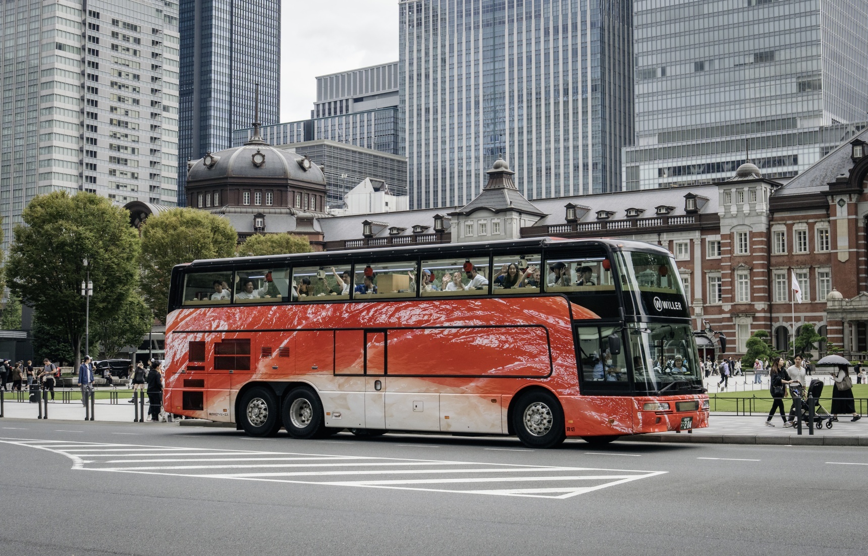 【日本東京】邊逛東京邊吃壽司吃到飽！會跑的迴轉壽司店「SUSHI BUS」開跑